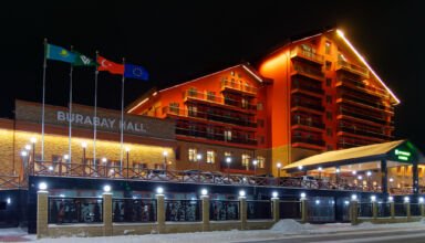 Праздничная иллюминация, огни фасадов отелей, новогодняя ёлка и снежный городок. 2 января 2023.