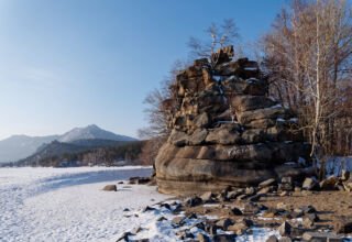 Картинки с берега Боровского озера Аулиеколь в районе скалы "Корова", озеро в снегу, горы.