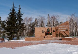 Памятник воинам-афганцам, установленный на въезде в посёлок Окжетпес в Боровом. 18 февраля 2023.