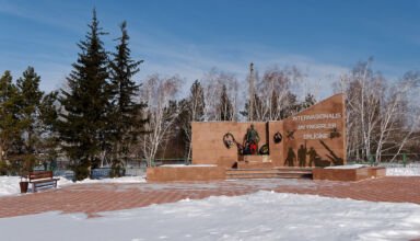 Памятник воинам-афганцам, установленный на въезде в посёлок Окжетпес в Боровом. 18 февраля 2023.