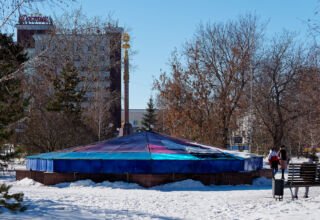 Площадь Абылай хана, Акимат, бывший Дом Советов, почтамт, гостиница Кокшетау, городской парк, малые и большие архитектурные формы, памятник павшим в гражданскую войну и Ленину.