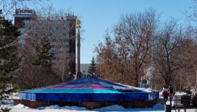 Площадь Абылай хана, Акимат, бывший Дом Советов, почтамт, гостиница Кокшетау, городской парк, малые и большие архитектурные формы, памятник павшим в гражданскую войну и Ленину.