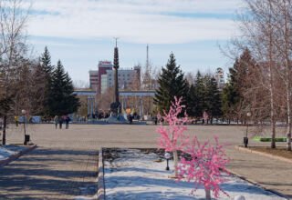Первая часть альбома послезимнего Кокшетау. Картинки с улиц Ауельбекова, Назарбаева (Горького), Ауэзова, площади Абылай хана. 22 марта 2023.
