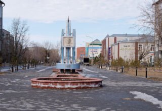 Третья часть альбома послезимнего Кокшетау. Район города возле городского рынка, обелиск лётчице Осипенко, дома и улицы, пережившие зиму, магазины и территория рынка. Много ракурсов в коллекцию. 22 марта 2023.