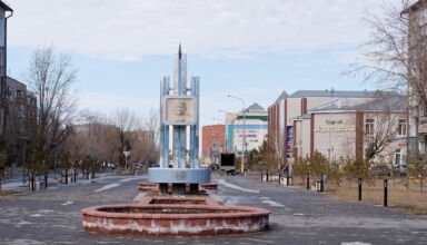 Третья часть альбома послезимнего Кокшетау. Район города возле городского рынка, обелиск лётчице Осипенко, дома и улицы, пережившие зиму, магазины и территория рынка. Много ракурсов в коллекцию. 22 марта 2023.