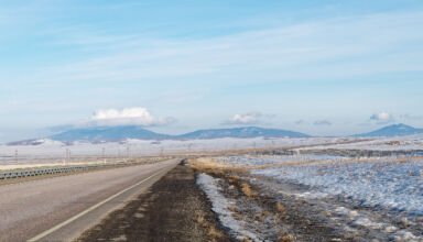 Фотозарисовки с дороги в Боровое. Шапки облаков над вершинами гор Кокшетау. 23 марта 2023.