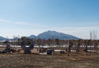 Огромная территория строящегося санатория Акбура между озёрами Текеколь и Большим Чебачьим. Всё, как положено на новостройке, стройматериалы, рабочий процесс. Каменный человек, некоторые, уже построенные здания, природа, малые архитектурный формы. Много ракурсов в коллекцию. 25 марта 2023.