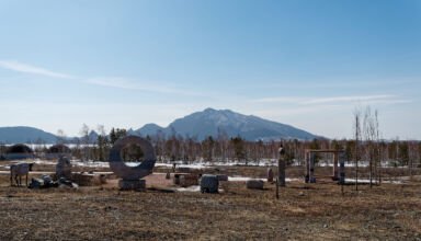 Огромная территория строящегося санатория Акбура между озёрами Текеколь и Большим Чебачьим. Всё, как положено на новостройке, стройматериалы, рабочий процесс. Каменный человек, некоторые, уже построенные здания, природа, малые архитектурный формы. Много ракурсов в коллекцию. 25 марта 2023.