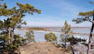 Большое Чебачье озеро, макушки гор и скал, замёрзшие озёра, Окжетпес и слоник на нём, Жумбактас (Сфинкс), поляна Абылай хана. 29 марта 2023.