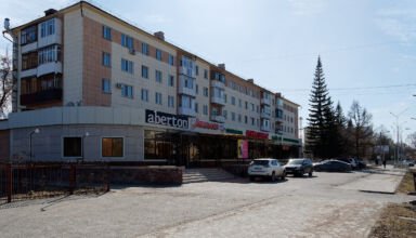 Фотозарисовки с ул.Абая от стадиона "Окжетпес", пр.Назарбаева (Горького) до площади Абылай хана. Относительно тихо, -2С, в городе 1,5 человека на "квадратный гектар". Много ракурсов в коллекцию. 15 апреля 2023.