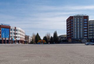 Фотозарисовки с площади Абылай хана. Акимат, бывший дом советов, здания Казахтелекома, Почтамта, гостиницы Кокшетау, бизнес-центра Green which, памятник Абылай хану. Много ракурсов в коллекцию. 15 апреля 2023.