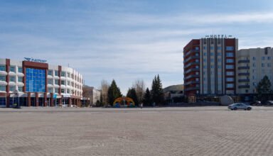 Фотозарисовки с площади Абылай хана. Акимат, бывший дом советов, здания Казахтелекома, Почтамта, гостиницы Кокшетау, бизнес-центра Green which, памятник Абылай хану. Много ракурсов в коллекцию. 15 апреля 2023.