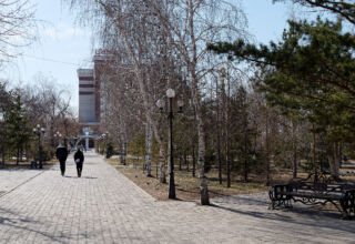 Фотозарисовки из городского парка, с площади Независимости, района ЦУМ-а. Памятник Момышулы, аллея городов-героев. Много ракурсов в коллекцию. 15 апреля 2023.