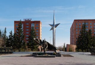 Фотозарисовки с аллеи городов-героев, бюст Бегельдинова, старая и новая мечети Жакия Қажы, Вечный огонь и обелиск героям Великой Отечественной Войны. Много ракурсов в коллекцию. 15 апреля 2023.