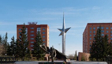 Фотозарисовки с аллеи городов-героев, бюст Бегельдинова, старая и новая мечети Жакия Қажы, Вечный огонь и обелиск героям Великой Отечественной Войны. Много ракурсов в коллекцию. 15 апреля 2023.