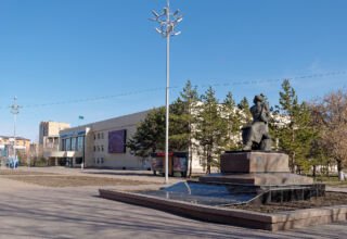 Фотозарисовки с площади у Дворца культуры Кокшетау и Акмолинского областного русского драматического театра. Памятники народным акынам Биржан сал и Акану Серэ. Много ракурсов в коллекцию. 15 апреля 2023.