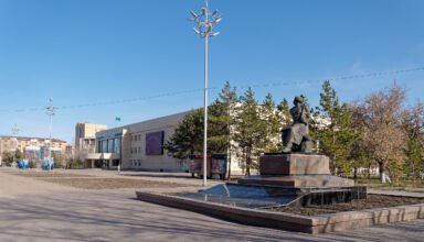 Фотозарисовки с площади у Дворца культуры Кокшетау и Акмолинского областного русского драматического театра. Памятники народным акынам Биржан сал и Акану Серэ. Много ракурсов в коллекцию. 15 апреля 2023.