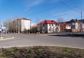 Фотозарисовки с ул.Акана серэ от Дворца культуры Кокшетау, пр.Назарбаева, Елемесова (Фрунзе), Садвакасова (Крупской). Новостройки, сквер на Садвакасова, памятник Еркину Ауельбекову. Много ракурсов в коллекцию. 15 апреля 2023.