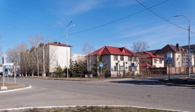 Фотозарисовки с ул.Акана серэ от Дворца культуры Кокшетау, пр.Назарбаева, Елемесова (Фрунзе), Садвакасова (Крупской). Новостройки, сквер на Садвакасова, памятник Еркину Ауельбекову. Много ракурсов в коллекцию. 15 апреля 2023.