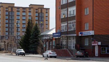 Фотографии после зимы в районе Ул. Темирбекова - Ауельбекова - Акана серэ. Университет им.Ш.Валиханова, новостройки, третья школа. 16 апреля 2023.