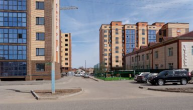 Фотографии после зимы в районе ул. Темирбекова - Акана серэ - Ашимова (Капцевича, Сакко и Ванцетти). Университет им.Ш.Валиханова, новостройки, третья школа. 16 апреля 2023.