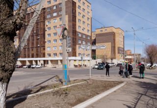 Фотографии после зимы в районе ул. Канай би (Чапаева) - Акана серэ - Ауельбекова - Кенесары. Старые здания Университета им.Ш.Валиханова, новостройки. 16 апреля 2023.