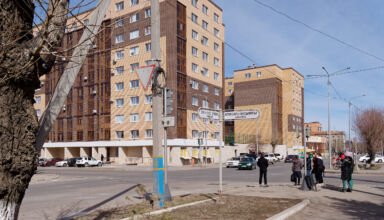 Фотографии после зимы в районе ул. Канай би (Чапаева) - Акана серэ - Ауельбекова - Кенесары. Старые здания Университета им.Ш.Валиханова, новостройки. 16 апреля 2023.