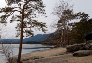 Небольшая прогулка по берегу озера. Пешеходные и велодорожки, начинающий таять лёд, просыпающиеся деревья. Тихо, относительно тепло, пасмурно. Как всегда много ракурсов в коллекцию. 22 апреля 2023.