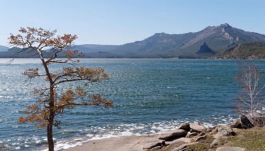 Фотозарисовки с берега Боровского озера. Подготовка пляжа, шумят последние льдинки, белочка, первые или последние грибы. Тепло, сильный ветер, солнечно. Много ракурсов в коллекцию. 24 апреля 2023.