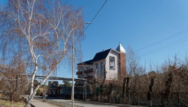 Неспешная подготовка к сезону. Улицы, отели, школа, магазины. Много ракурсов в коллекцию. 24 апреля 2023.