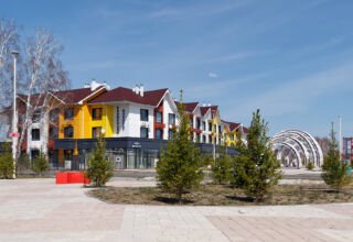 Продолжается неспешное строительство аллеи и парка Променад. Прокладка новой дороги через Променад и всё Боровое, тротуаров газонов. Кадры со съёмки больших панорам. Много ракурсов в коллекцию. 26 апреля 2023.