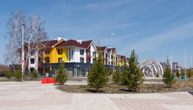 Продолжается неспешное строительство аллеи и парка Променад. Прокладка новой дороги через Променад и всё Боровое, тротуаров газонов. Кадры со съёмки больших панорам. Много ракурсов в коллекцию. 26 апреля 2023.