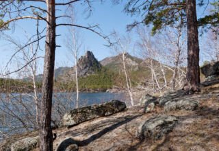 Прогулка по берегу Голубого залива. Окжетпес, Жумбактас (Сфинкс), Кокшетау (Синюха), горы и скалы, просыпающиеся деревья, птицы, первые цветы. Много ракурсов в коллекцию. 27 апреля 2023.
