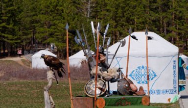 На поляне Абылай хана. Гора Кокшетау (Синюха), горы и скалы, люди на отдыхе смотрят не на природу, а в телефоны, фотографируются в национальной одежде. Много ракурсов в коллекцию. 27 апреля 2023.
