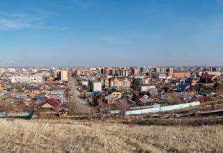 Очередная панорама города с высоты смотровой площадки у флагштока и кадры, из которых она была собрана. 9 апреля 2023.