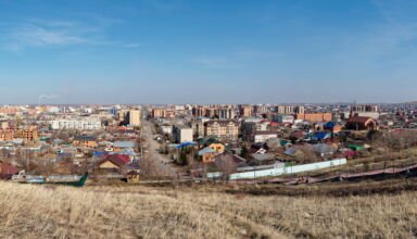 Очередная панорама города с высоты смотровой площадки у флагштока и кадры, из которых она была собрана. 9 апреля 2023.