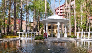 Открытки из Борового. В этой части альбома фотографии парка у Музея природы, прекрасного парка у отеля Wyndham Garden, отели, парк и аллея Променад. Строительство полным ходом :)