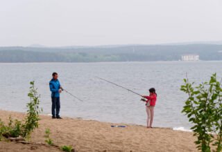 Пляж. Идет подготовка к сезону. Люди в ожидании лета. Тепло, приличный ветер, дым от далёких пожаров. 25 мая 2023.