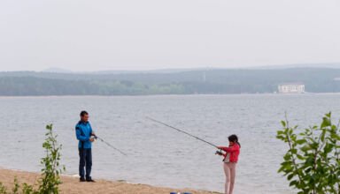 Пляж. Идет подготовка к сезону. Люди в ожидании лета. Тепло, приличный ветер, дым от далёких пожаров. 25 мая 2023.