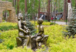 Красивый парк на территории отеля Wyndham Garden. Цветы, скульптуры, беседки, фонтаны. Всё прилично, образец для подражания ). 25 мая 2023.