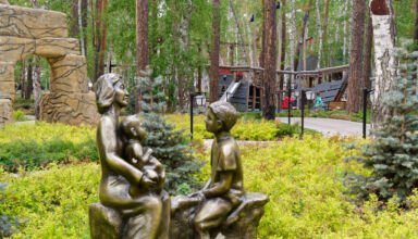 Красивый парк на территории отеля Wyndham Garden. Цветы, скульптуры, беседки, фонтаны. Всё прилично, образец для подражания ). 25 мая 2023.