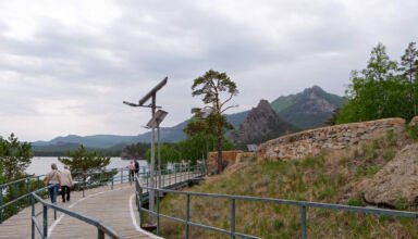 Короткая прогулка по велодорожке у озера. Цветы, редкие люди, относительно тихо и тепло, пасмурно. 28 мая 2023.