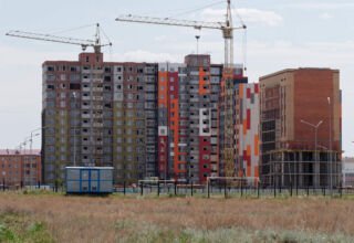 "Город строится". Год не был в этом новом огромном строящемся микрорайне Сарыарка. Новые кварталы домов, как грибы растут. Восточная и северо-восточная части микрорайона. Много ракурсов в коллекцию. 30 мая 2023.