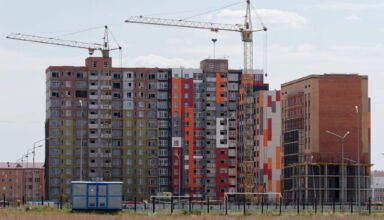 "Город строится". Год не был в этом новом огромном строящемся микрорайне Сарыарка. Новые кварталы домов, как грибы растут. Восточная и северо-восточная части микрорайона. Много ракурсов в коллекцию. 30 мая 2023.