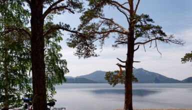 Открытие сезона. На улице адово пекло, +32, белая пелена, слегка выглядывает солнце. На берегу редкие люди, вода еще свежая и прохладная. 1 июня 2023.