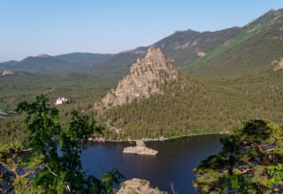 Виды со скалы Болектау на утренней заре. Озеро, Окжетпес, Жумбактас, Кокшетау (Синюха). Немногие неспящие на скале, чья-то свадьба. Много ракурсов в коллекцию. Очень. 4 июня 2023.