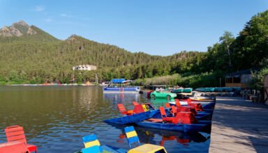 Боровское озеро, Жумбактас (Сфинкс), Окжетпес, Кокшетау (Синюха), Три сестры, лодочные станции, стройка у подъёма на Болектау, дятел. Ещё безлюдно, тихо и жарко в 7:30. Много ракурсов в коллекцию. 4 июня 2023.