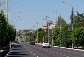Фотопрогулка по улицам города. Часть 1. Улица Абая, территория бывшего сада завода, проспект Назарбаева (быв. Горького), ремонт на стадионе Окжетпес (быв. Торпедо). Много ракурсов в коллекцию. 14 июня 2023.
