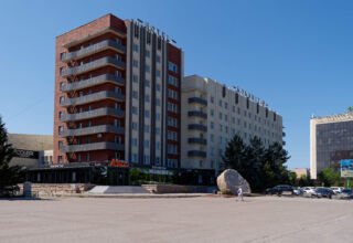 Фотопрогулка по улицам города. Часть 2. Площадь Абылай хана (быв. пл.Ленина ещё ранее Базарная площадь), площадь Независимости, Алем Синема, здания Казахтелекома, Казпочты, гостиницы Кокшетау и Достык, ЦУМ и всё вокруг. Много ракурсов в коллекцию. 14 июня 2023.
