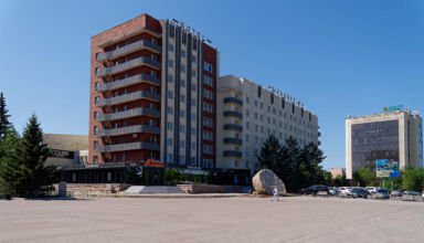 Фотопрогулка по улицам города. Часть 2. Площадь Абылай хана (быв. пл.Ленина ещё ранее Базарная площадь), площадь Независимости, Алем Синема, здания Казахтелекома, Казпочты, гостиницы Кокшетау и Достык, ЦУМ и всё вокруг. Много ракурсов в коллекцию. 14 июня 2023.